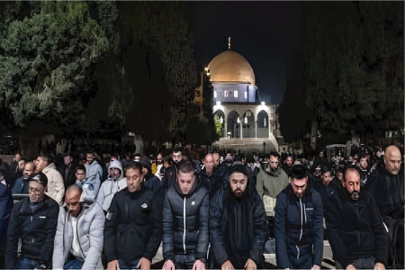 ফিলিস্তিনিদের উপস্থিতিতে আল আকসায় রমজানের প্রথম তারাবিহে