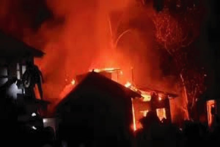 তুরাগে বস্তিতে ভয়াবহ আগুনে পুড়ল ৩০ ঘর : নিয়ন্ত্রণ এক ঘণ্টায়