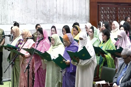 সংরক্ষিত ৪৯ নারী এমপির শপথ : পূর্ণাঙ্গ হলো ত্রয়োদশ জাতীয় সংসদ