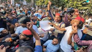 স্বৈরাচার শেখ হাসিনার মৃত্যুদণ্ডের রায়ে টিএসসিতে উল্লাস