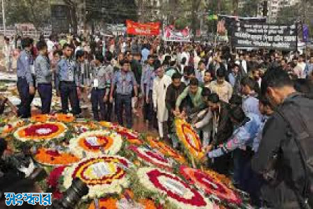 একুশের প্রহরে ফুলে ফুলে ভরে উঠল কেন্দ্রীয় শহীদ মিনার