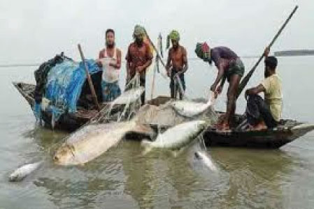 সাগরে মাছ ধরা ৫৮ দিন বন্ধ : জেলেদের জন্য খাদ্য সহায়তা