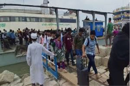 ইলিশা লঞ্চঘাটে ভাঙা জেটি : ঈদযাত্রায় দুর্ভোগ ও দুর্ঘটনার শঙ্কা